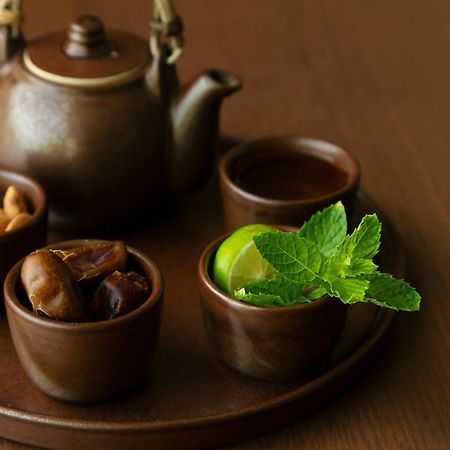 Al Bustan Palace, A Ritz-Carlton Hotel Muskat Bagian luar foto A Japanese tea set