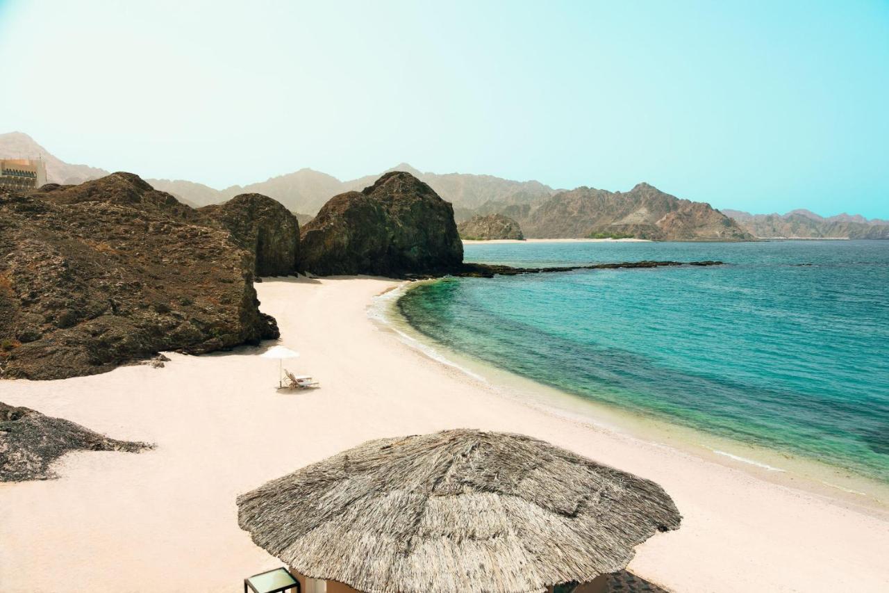 Al Bustan Palace, A Ritz-Carlton Hotel Muskat Bagian luar foto A beach in the resort