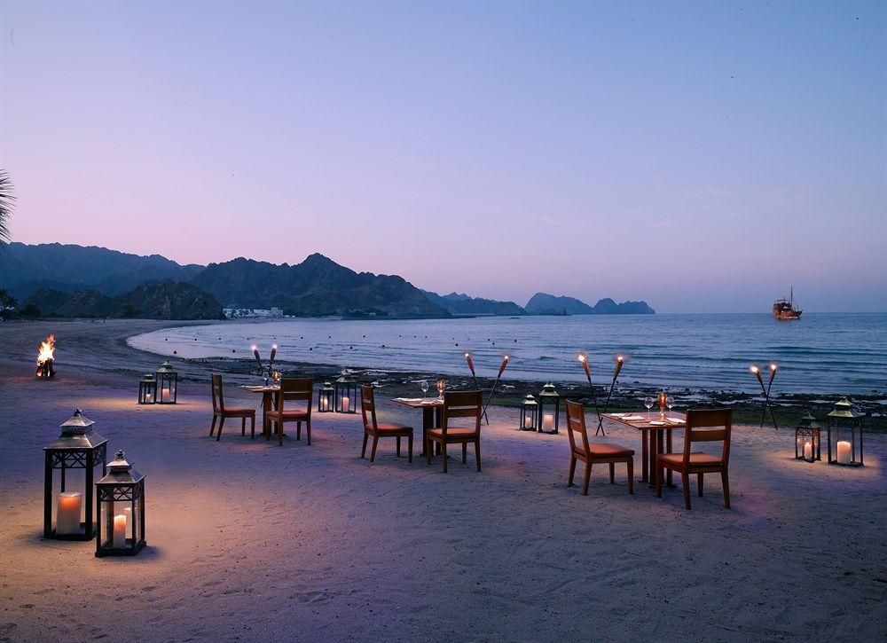 Al Bustan Palace, A Ritz-Carlton Hotel Muskat Bagian luar foto Beachfront dining at The Shore