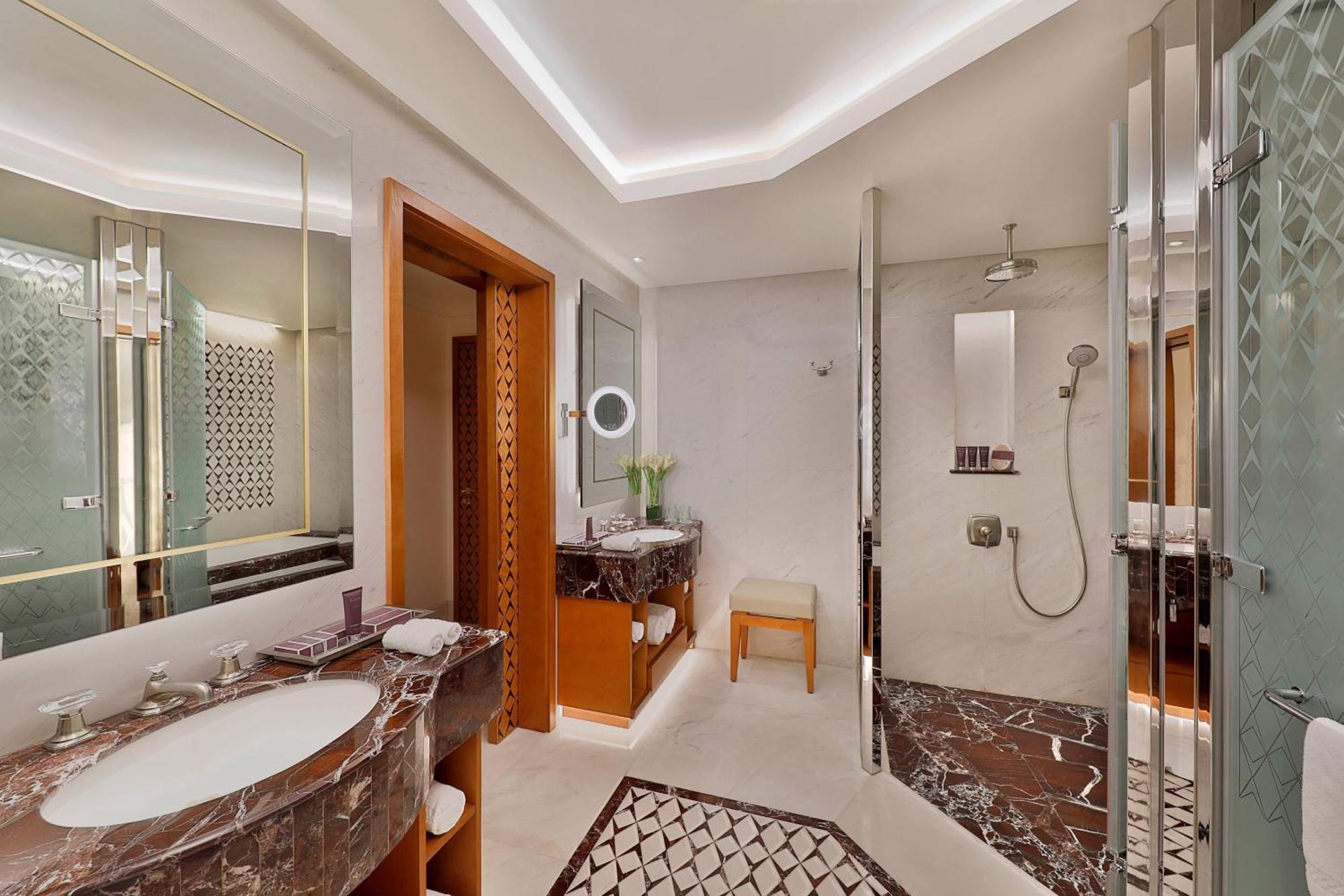 Al Bustan Palace, A Ritz-Carlton Hotel Muskat Bagian luar foto Bathroom