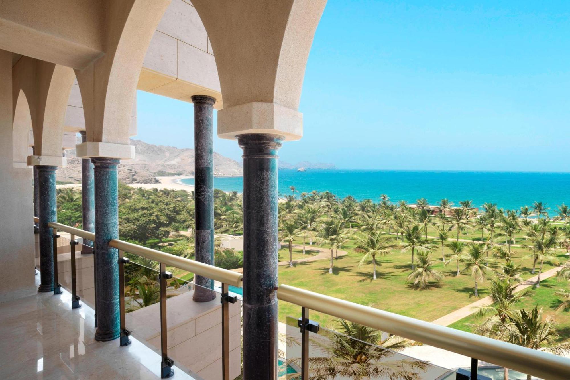 Al Bustan Palace, A Ritz-Carlton Hotel Muskat Bagian luar foto View of the beach from the hotel