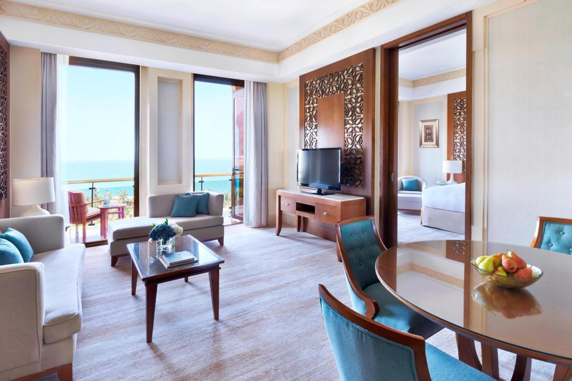 Al Bustan Palace, A Ritz-Carlton Hotel Muskat Bagian luar foto A suite at the Jumeirah Atlantis