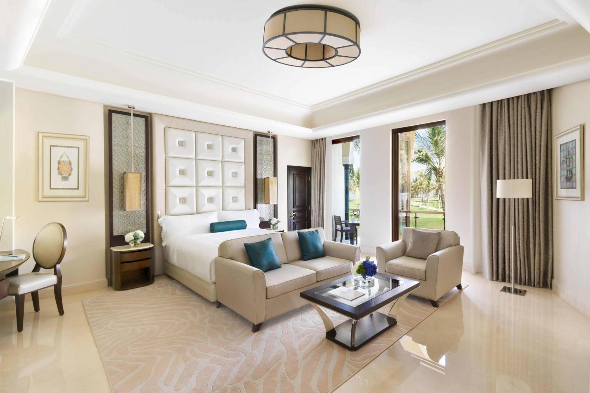 Al Bustan Palace, A Ritz-Carlton Hotel Muskat Bagian luar foto A suite at the hotel