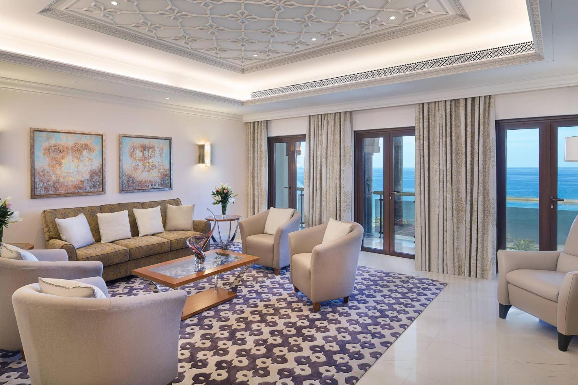 Al Bustan Palace, A Ritz-Carlton Hotel Muskat Bagian luar foto A living room at the Ritz-Carlton, DIFC