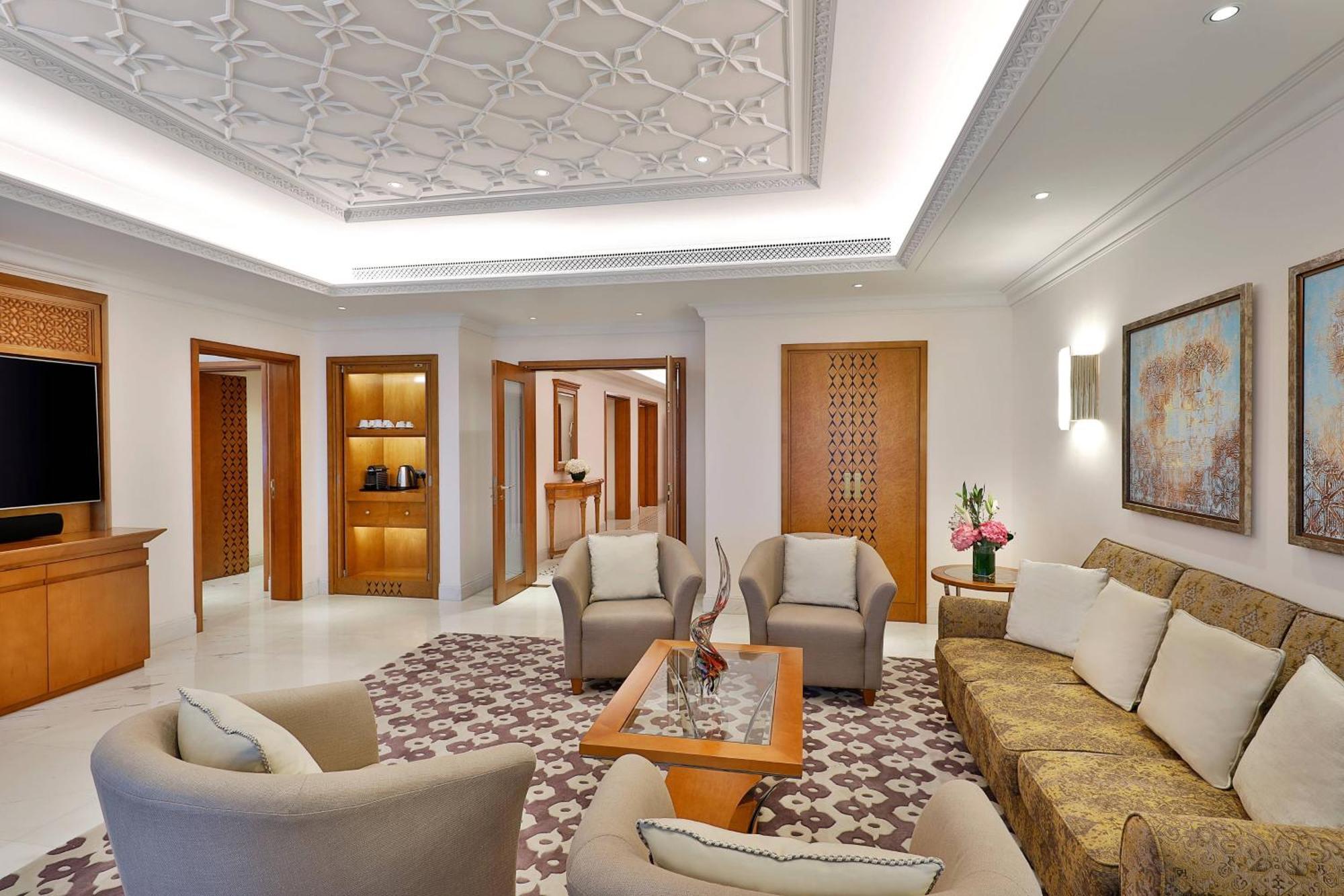 Al Bustan Palace, A Ritz-Carlton Hotel Muskat Bagian luar foto A suite at the Jumeirah Emirates Towers Hotel