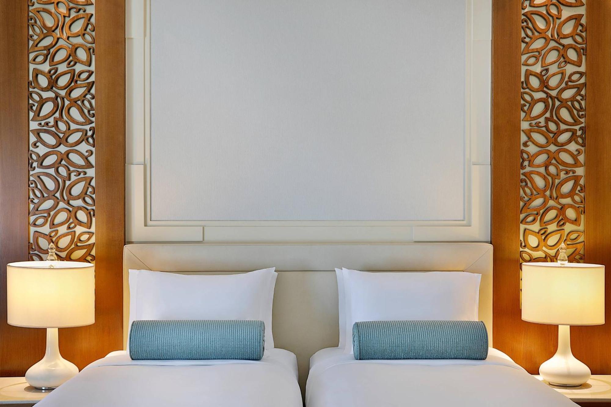 Al Bustan Palace, A Ritz-Carlton Hotel Muskat Bagian luar foto A bedroom at the hotel