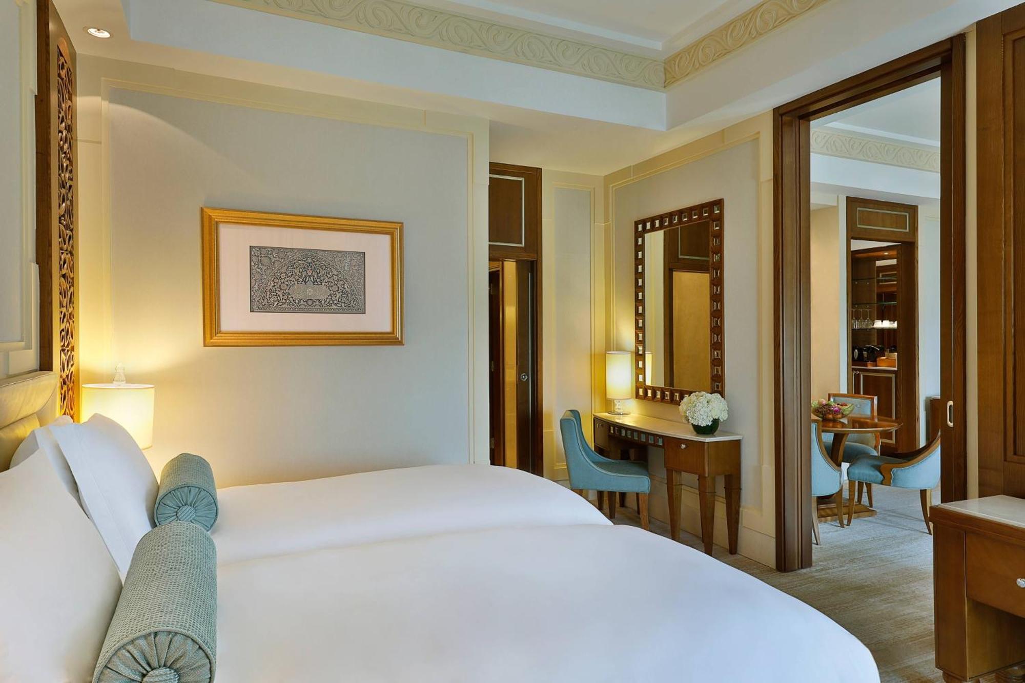 Al Bustan Palace, A Ritz-Carlton Hotel Muskat Bagian luar foto A bedroom at the Jumeirah Emirates Towers Hotel