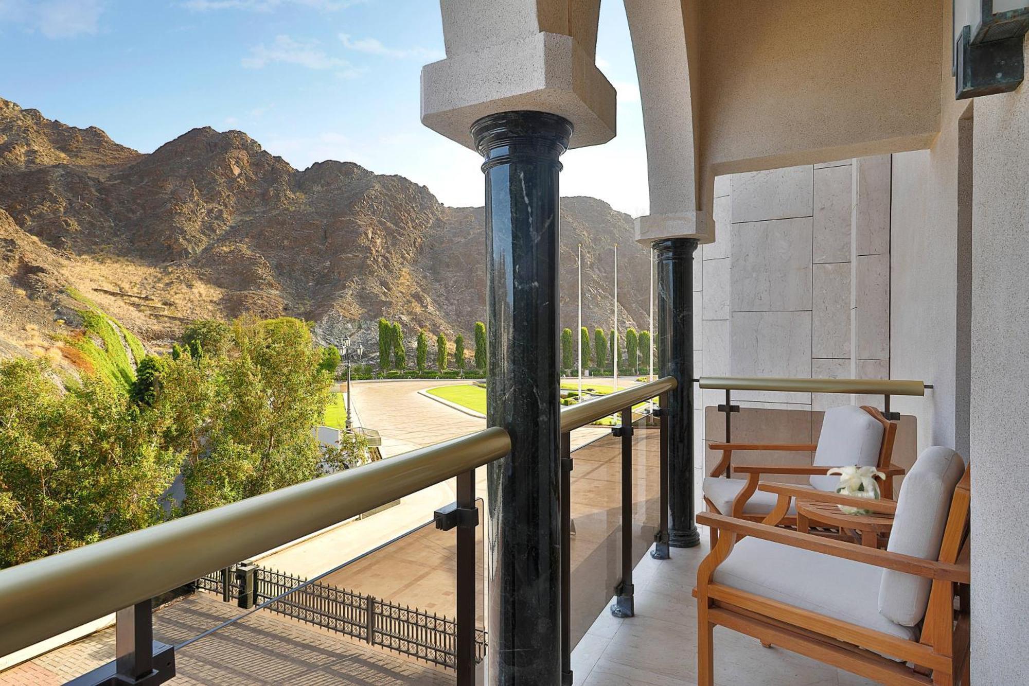 Al Bustan Palace, A Ritz-Carlton Hotel Muskat Bagian luar foto Balcony of a suite at the Ritz-Carlton, Laguna Niguel