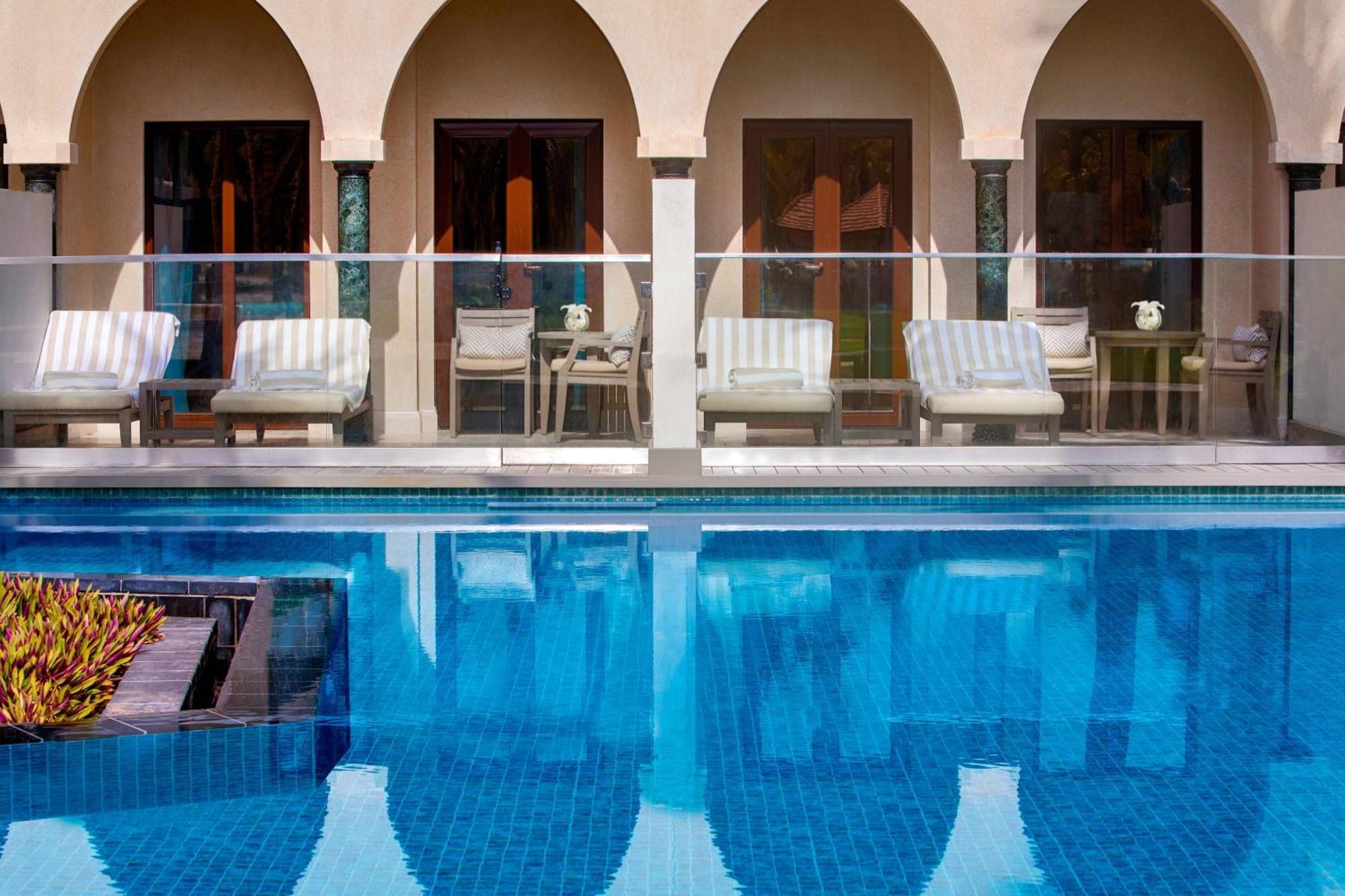 Al Bustan Palace, A Ritz-Carlton Hotel Muskat Bagian luar foto The swimming pool at the hotel