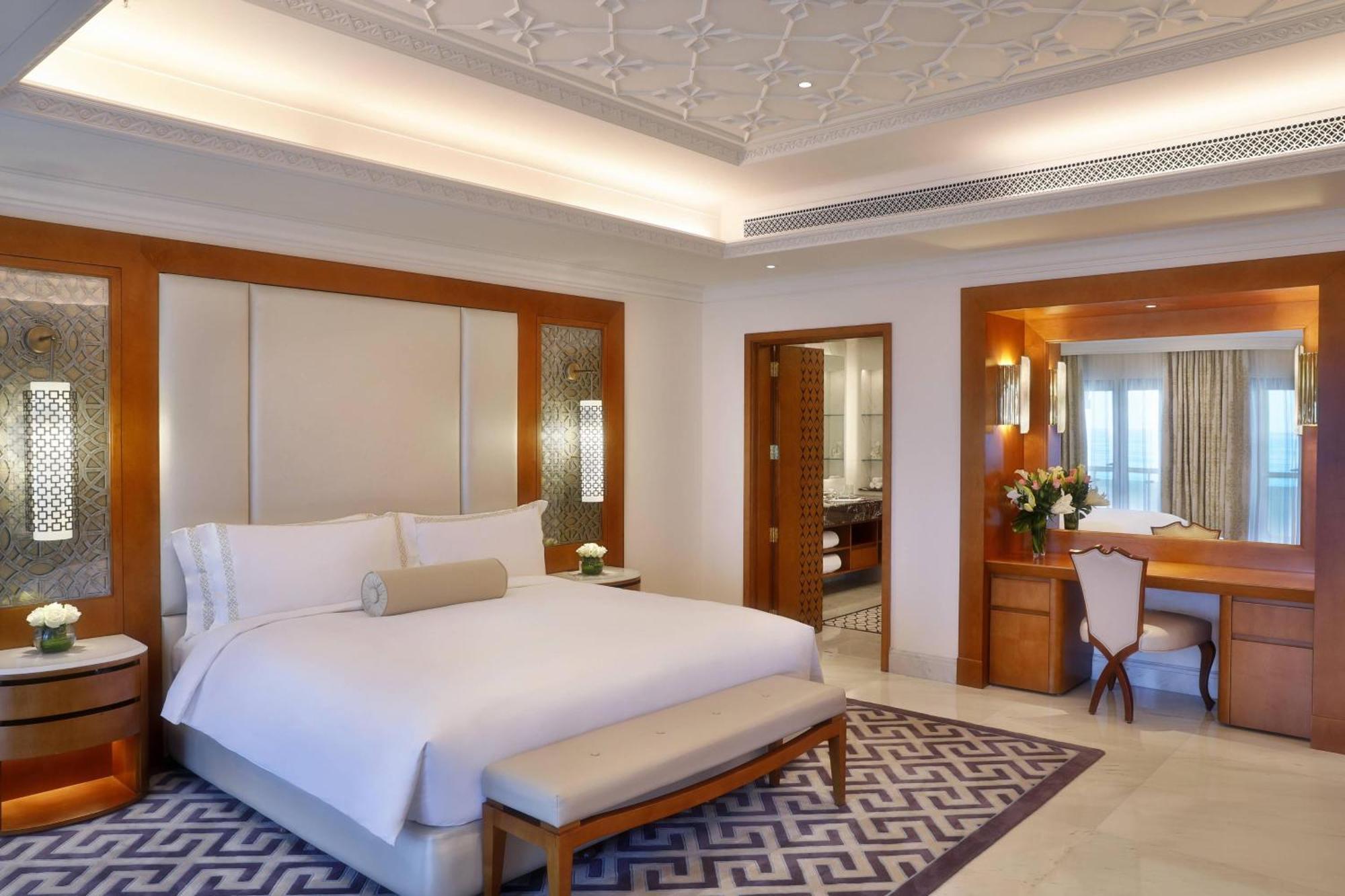 Al Bustan Palace, A Ritz-Carlton Hotel Muskat Bagian luar foto A bedroom at the Taj Mahal Palace