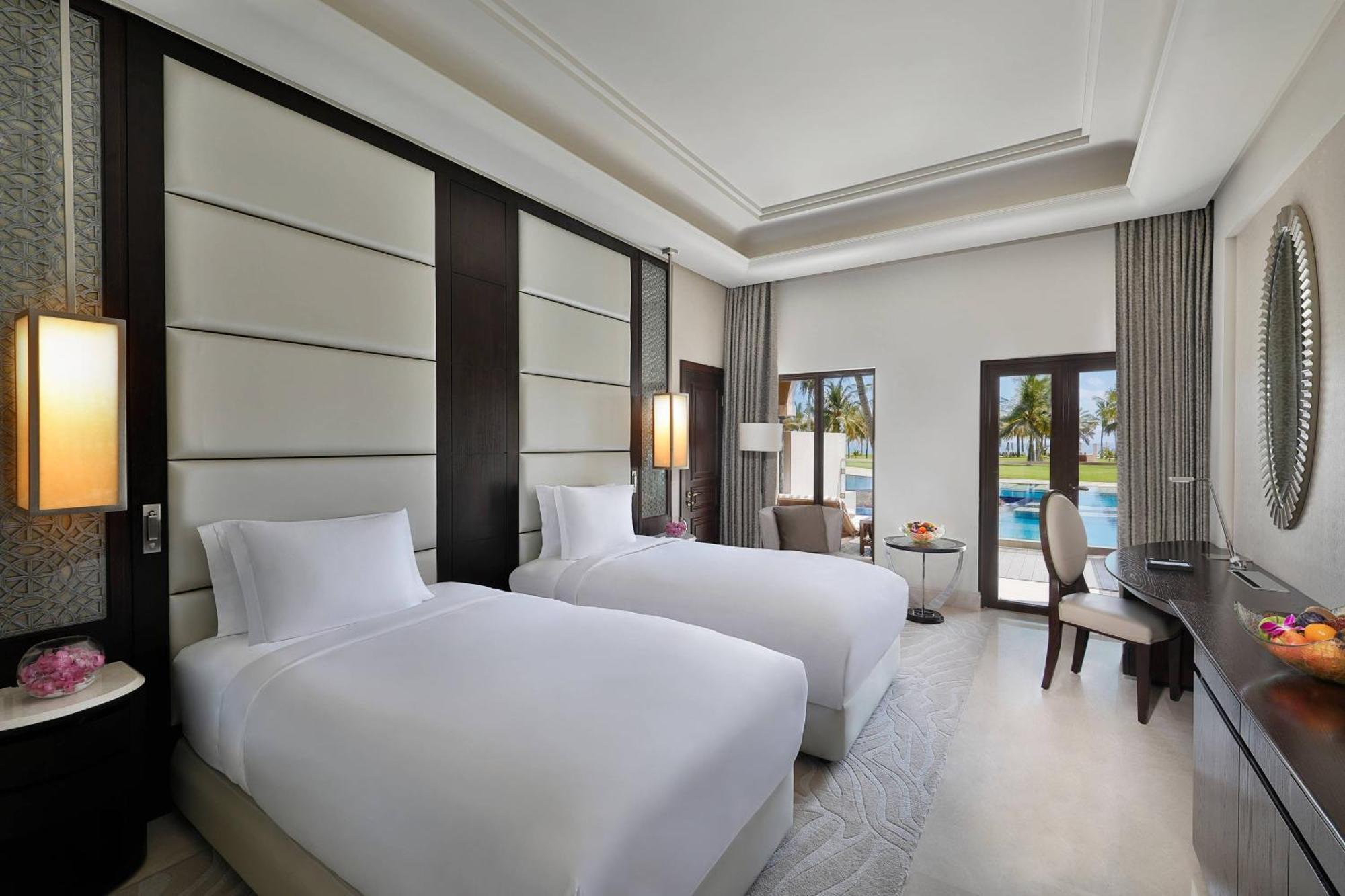 Al Bustan Palace, A Ritz-Carlton Hotel Muskat Bagian luar foto Deluxe Pool Access Room