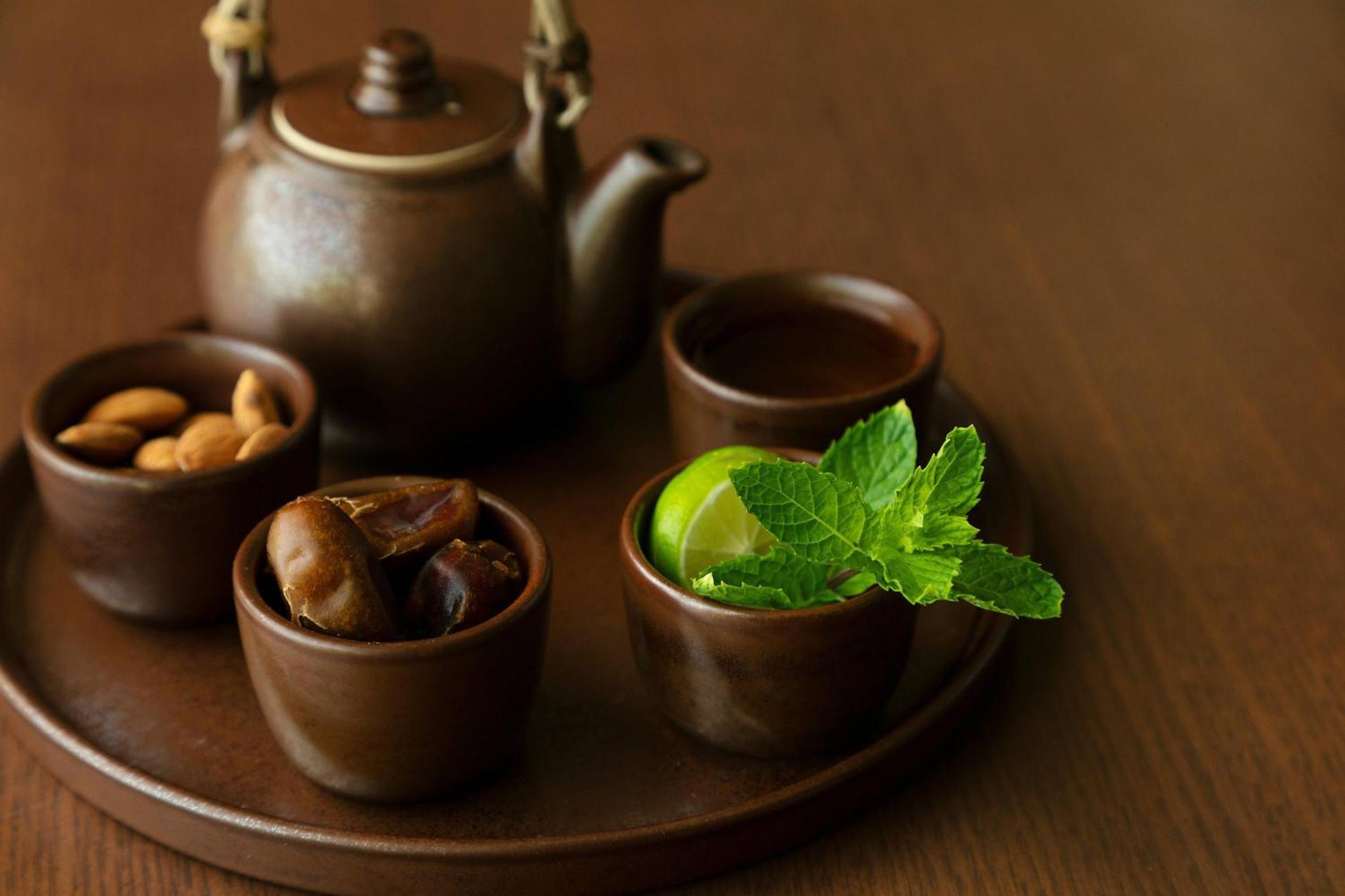 Al Bustan Palace, A Ritz-Carlton Hotel Muskat Bagian luar foto A Japanese tea set
