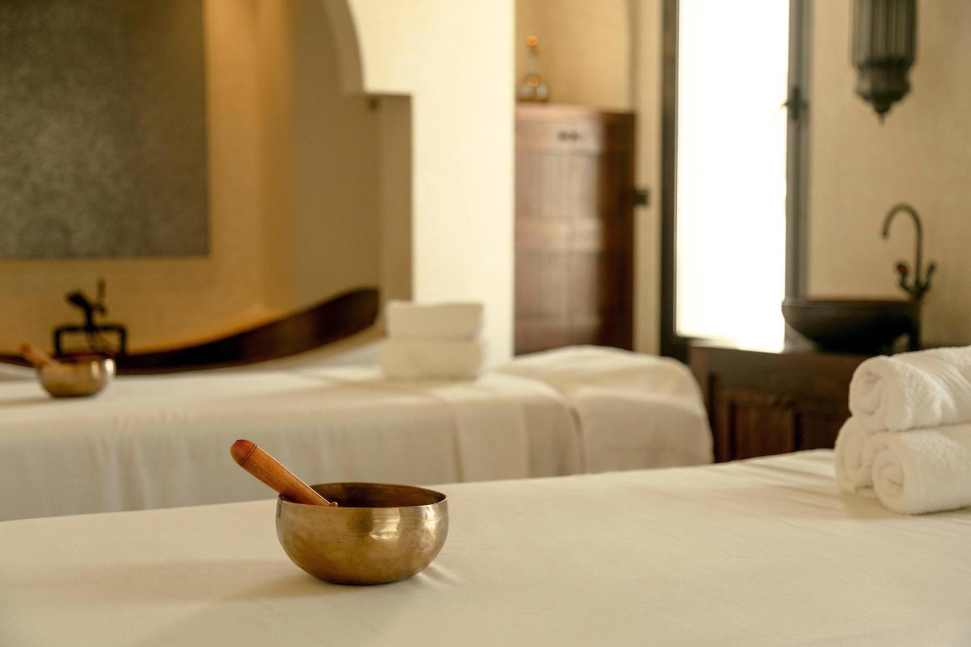 Al Bustan Palace, A Ritz-Carlton Hotel Muskat Bagian luar foto A singing bowl