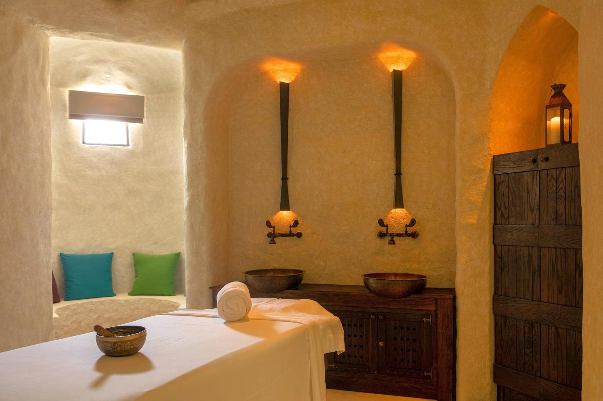 Al Bustan Palace, A Ritz-Carlton Hotel Muskat Bagian luar foto Spa at the Royal Spa at The Royal, Marrakech