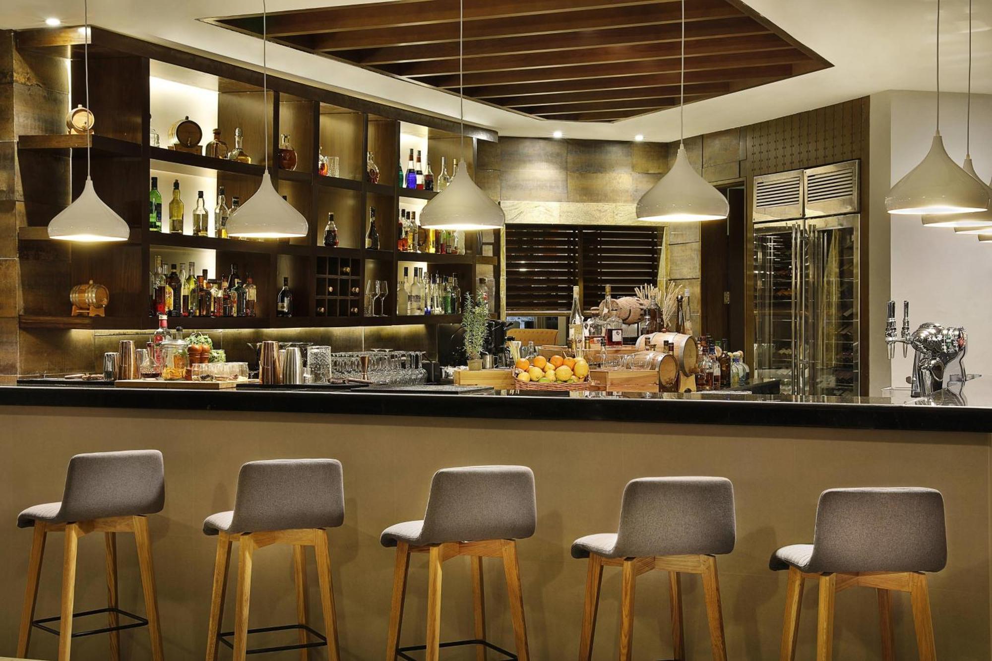 Al Bustan Palace, A Ritz-Carlton Hotel Muskat Bagian luar foto The bar at the restaurant