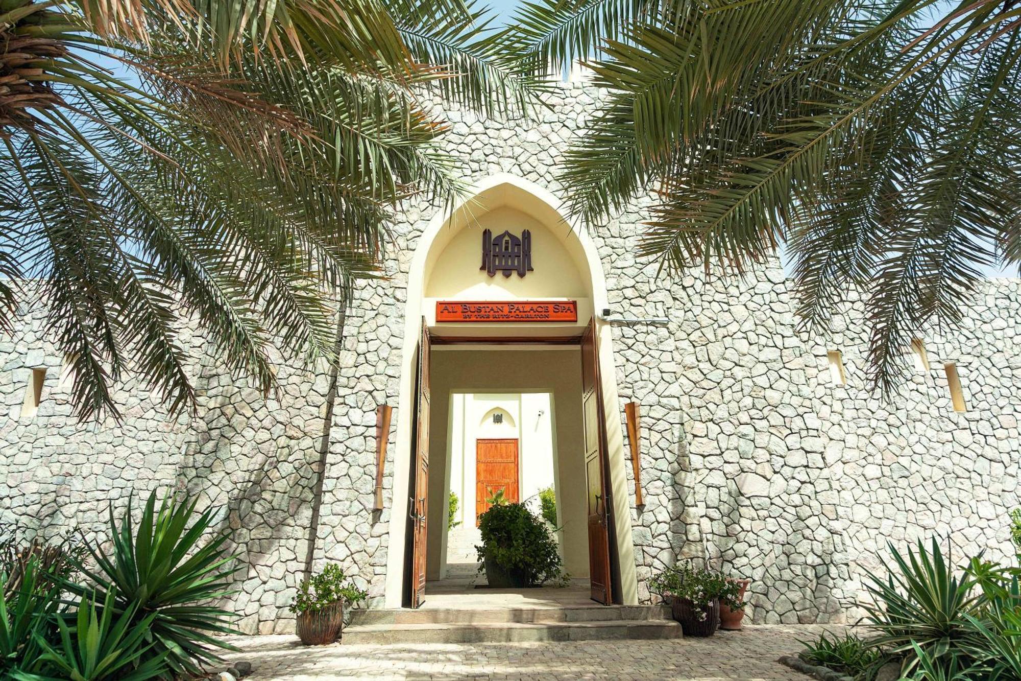 Al Bustan Palace, A Ritz-Carlton Hotel Muskat Bagian luar foto The entrance of the museum