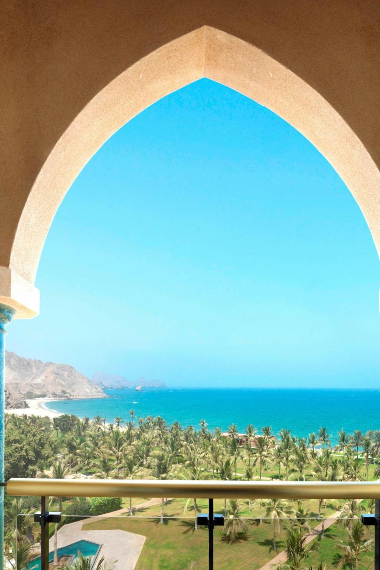 Al Bustan Palace, A Ritz-Carlton Hotel Muskat Bagian luar foto View of the sea from the hotel