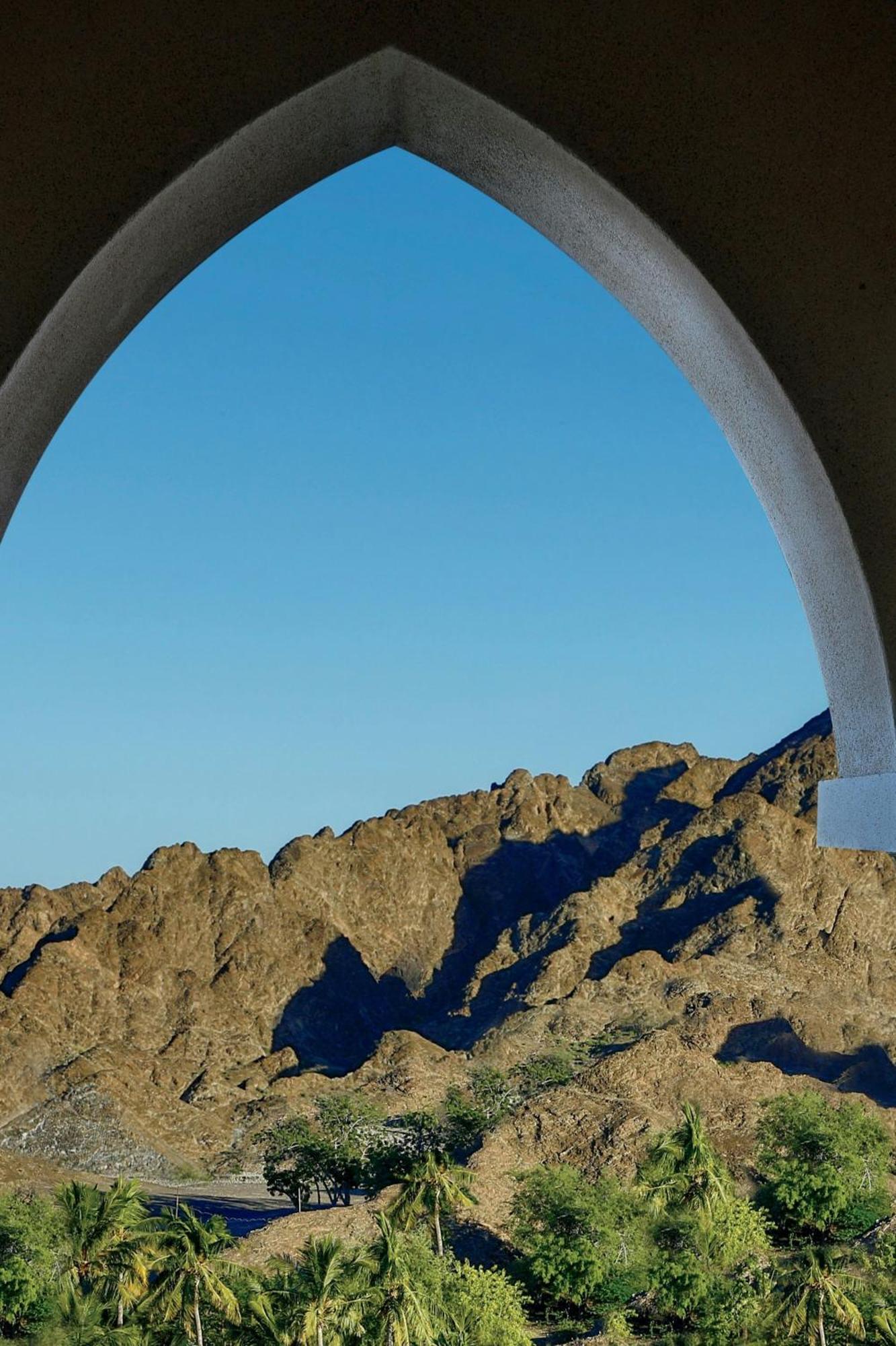 Al Bustan Palace, A Ritz-Carlton Hotel Muskat Bagian luar foto The view from the top of the arch