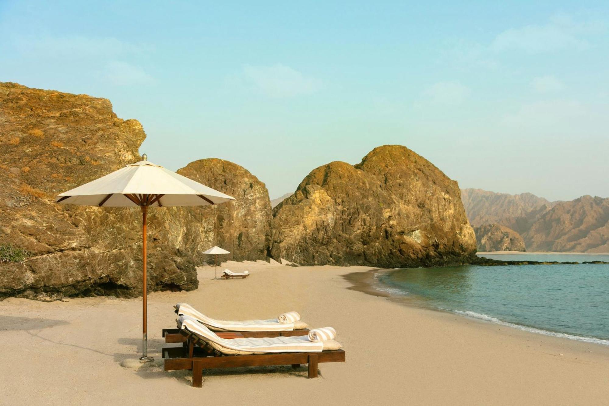 Al Bustan Palace, A Ritz-Carlton Hotel Muskat Bagian luar foto Beach at the Chedi Muscat