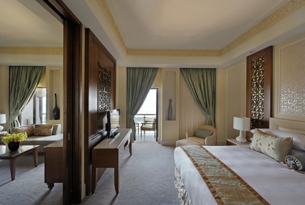 Al Bustan Palace, A Ritz-Carlton Hotel Muskat Ruang foto A guest room at the Jumeirah Emirates Towers Hotel