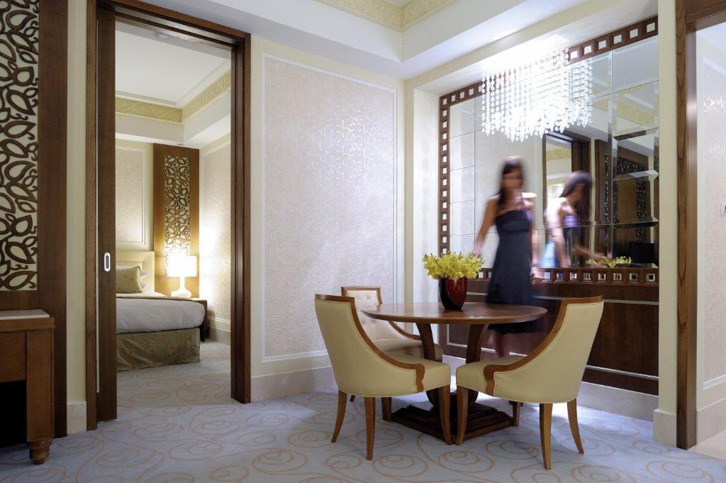 Al Bustan Palace, A Ritz-Carlton Hotel Muskat Ruang foto A suite at the Four Seasons Hotel, London